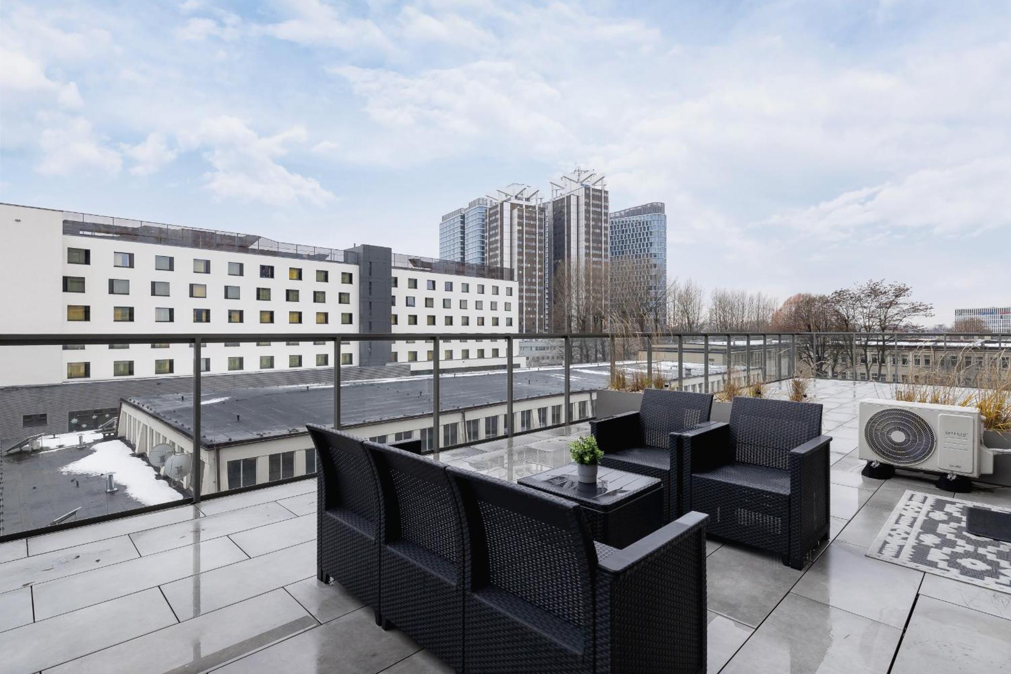 Exclusive In With Balcony, Parking, Gym And Sauna By Renters Apartament
